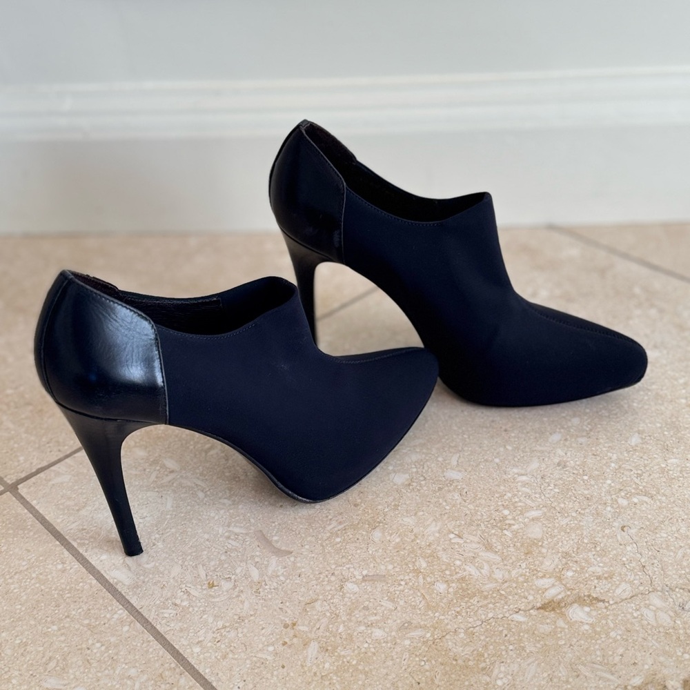 Donald J Pliner Sleek Black Stiletto Ankle Boot Heels with Pointed Toe Size 8M